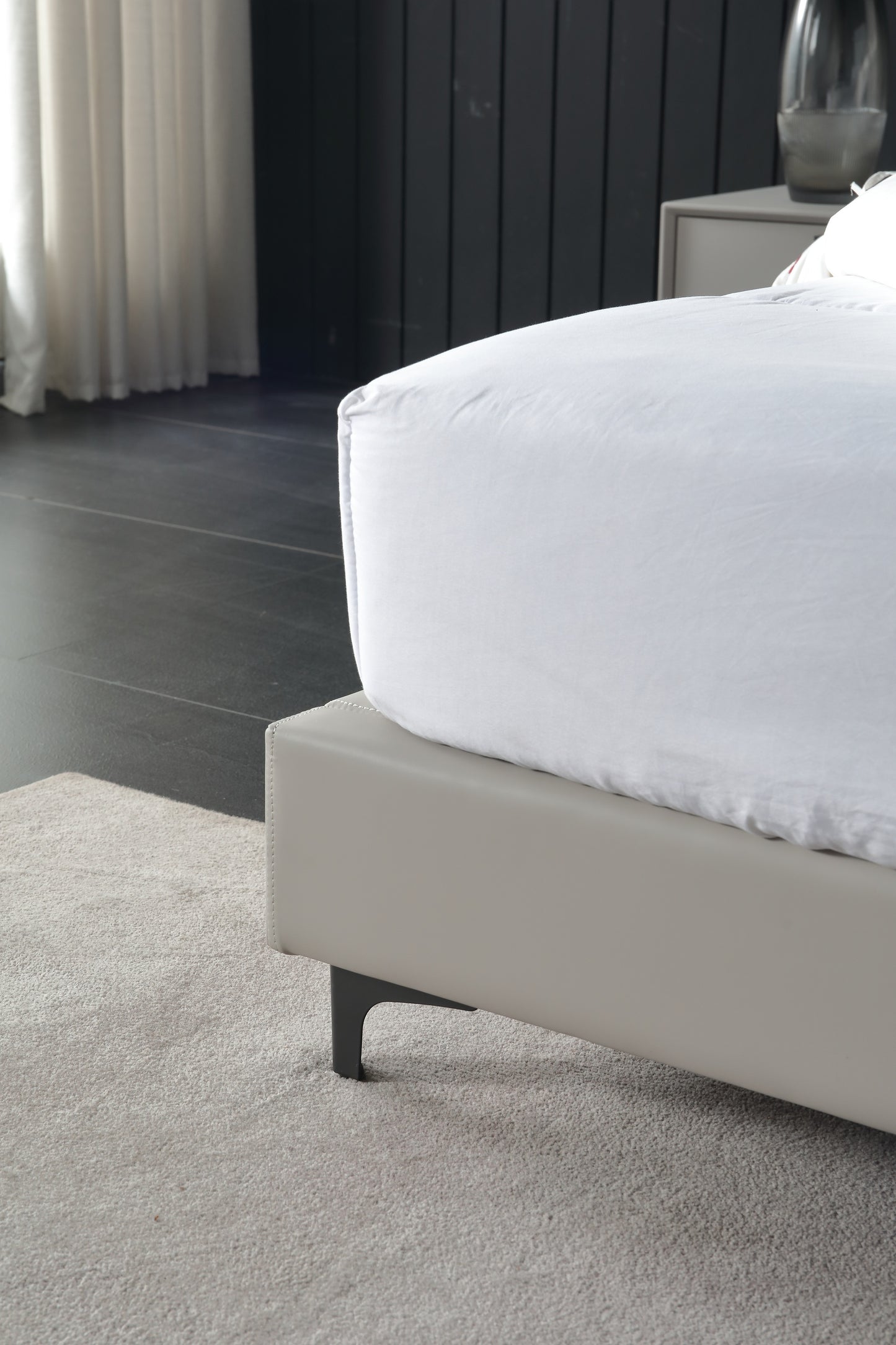 TEMREN Luxurious Leather Bed Frame Carbon Steel Legs Light Grey Queen/King